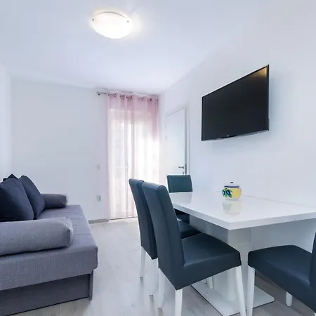 Arboretum Apartment *
